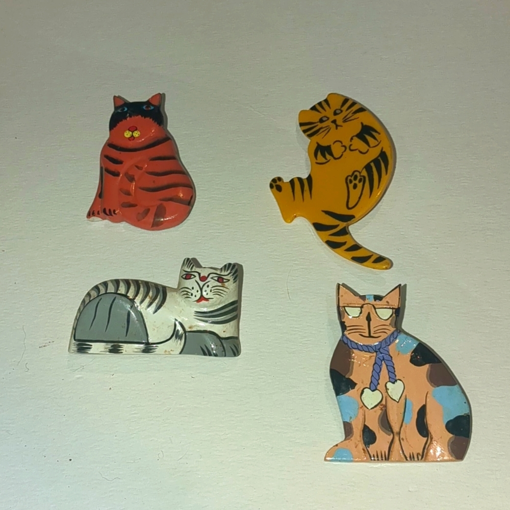 Lot of 4 cat brooches